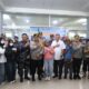 Kapolda Kepri Irjen Pol. Asep Safrudin saat melepas pemudik program Mudik Gratis Presisi 2026 di Pelabuhan Telaga Punggur Batam