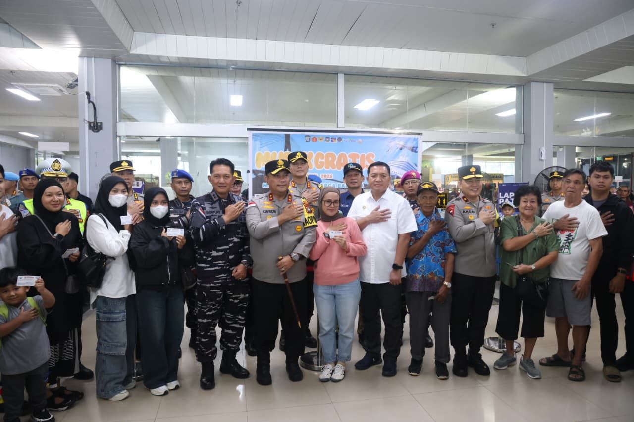 Kapolda Kepri Irjen Pol. Asep Safrudin saat melepas pemudik program Mudik Gratis Presisi 2026 di Pelabuhan Telaga Punggur Batam