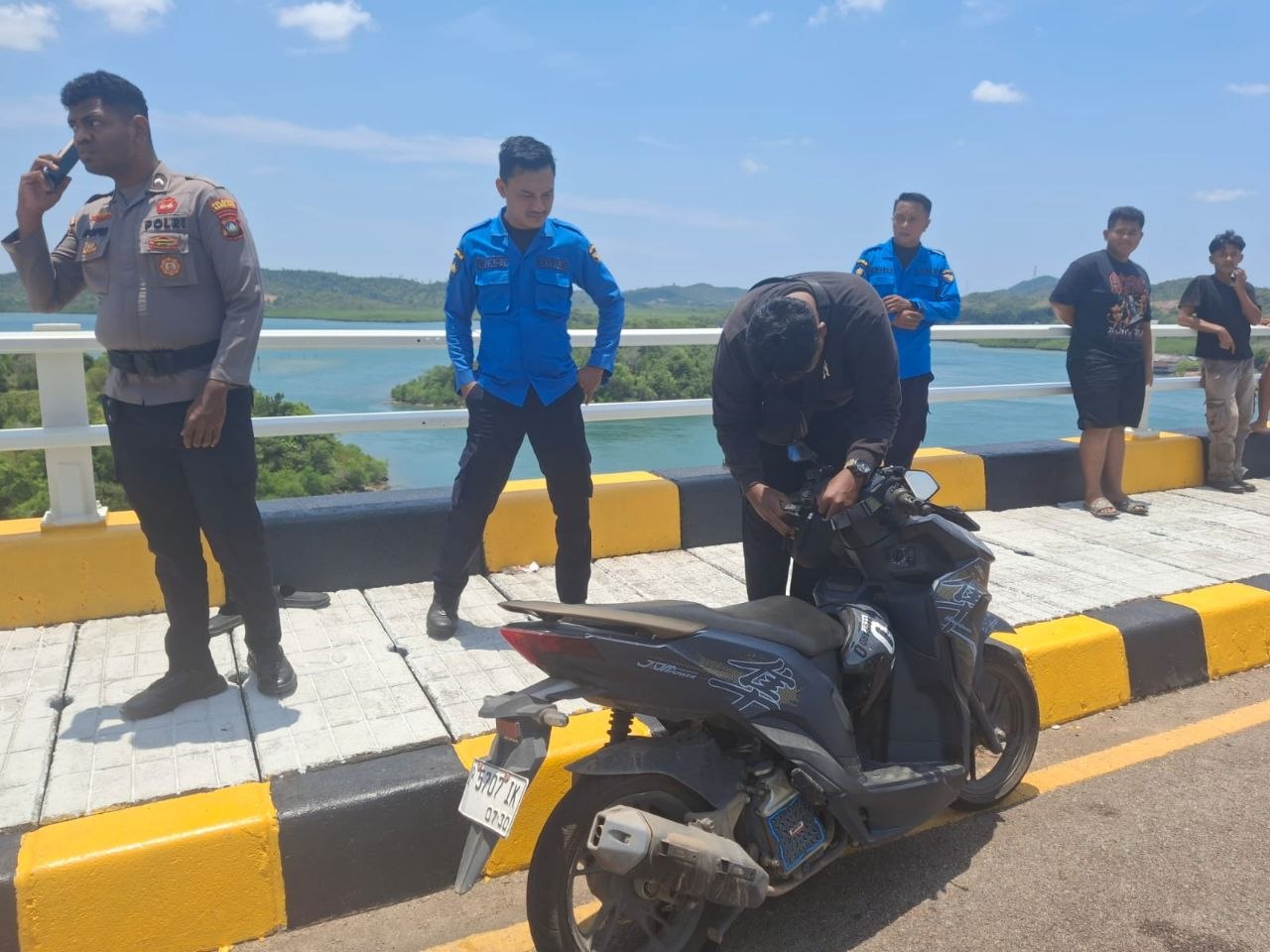 Motor matic Nusyirwan tertinggal di Jembatan 5 Barelang