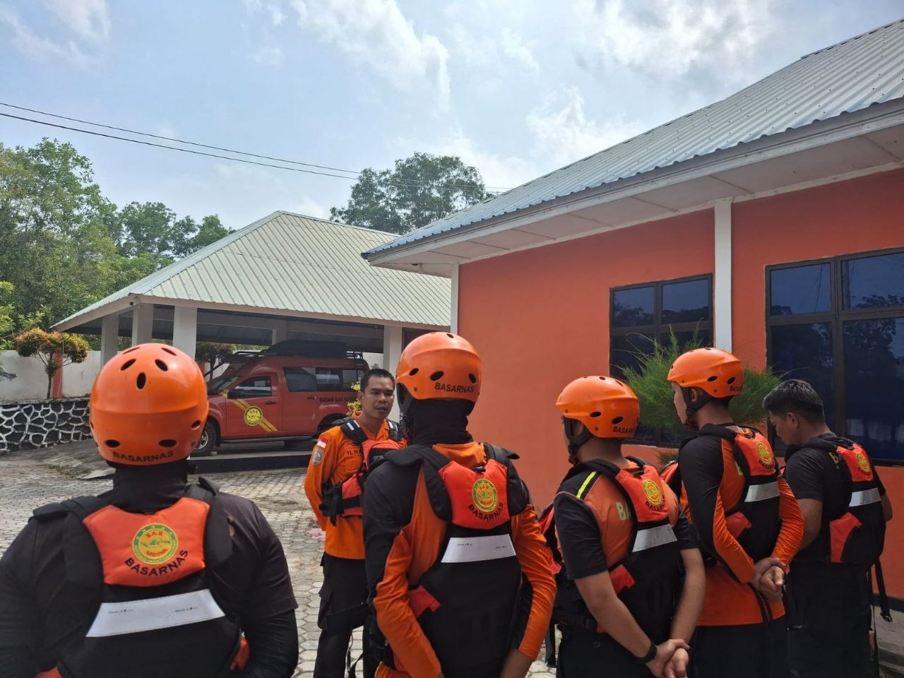 Tim Rescue Pos SAR Tanjung Balai Karimun telah dikerahkan ke lokasi kejadian
