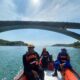 Tim SAR Pos Batam melakukan pencarian korban melompat di bawah Jembatan 5 Barelang menggunakan perahu karet