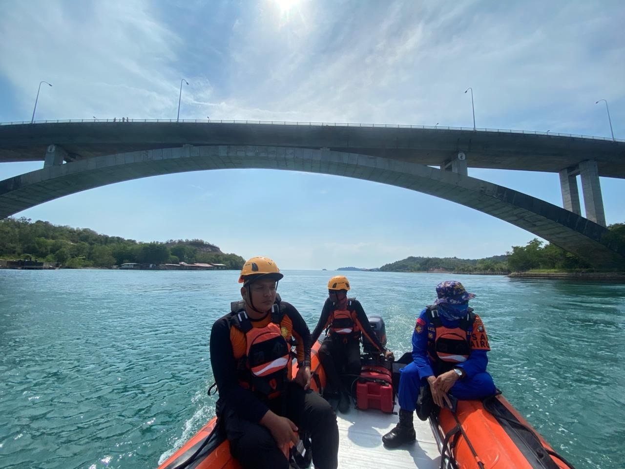 Tim SAR Pos Batam melakukan pencarian korban melompat di bawah Jembatan 5 Barelang menggunakan perahu karet