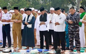 Wali Kota Batam Amsakar Achmad bersama warga melaksanakan Salat Istisqa di Dataran Engku Putri Batam Centre memohon hujan