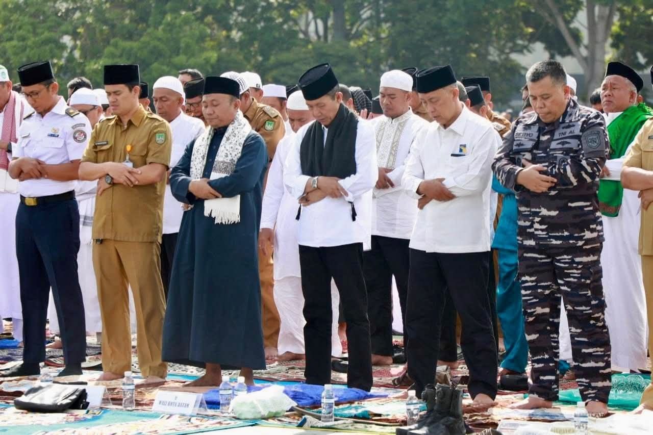 Wali Kota Batam Amsakar Achmad bersama warga melaksanakan Salat Istisqa di Dataran Engku Putri Batam Centre memohon hujan