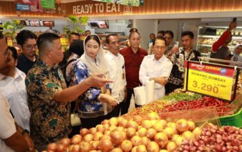 Wali Kota Batam, Amsakar Achmad, mendampingi Wakil Menteri Perdagangan (Wamendag) Republik Indonesia, Dyah Roro Esty Widya Putri, meninjau harga dan ketersediaan bahan kebutuhan pokok di Hypermart Nagoya Hill, Batam