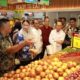 Wali Kota Batam, Amsakar Achmad, mendampingi Wakil Menteri Perdagangan (Wamendag) Republik Indonesia, Dyah Roro Esty Widya Putri, meninjau harga dan ketersediaan bahan kebutuhan pokok di Hypermart Nagoya Hill, Batam
