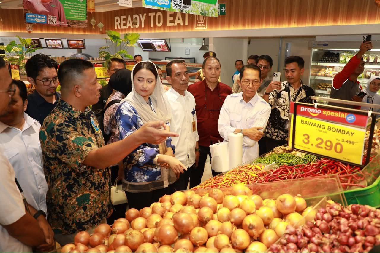 Wali Kota Batam, Amsakar Achmad, mendampingi Wakil Menteri Perdagangan (Wamendag) Republik Indonesia, Dyah Roro Esty Widya Putri, meninjau harga dan ketersediaan bahan kebutuhan pokok di Hypermart Nagoya Hill, Batam