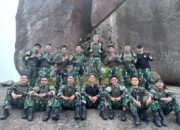 Aksi Tasyakur Alam dan Halal Bihalal Prajurit Yonkomposit 1 Gardapati di Puncak Gunung Ranai