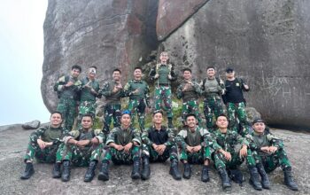 Aksi Tasyakur Alam dan Halal Bihalal Prajurit Yonkomposit 1 Gardapati di Puncak Gunung Ranai