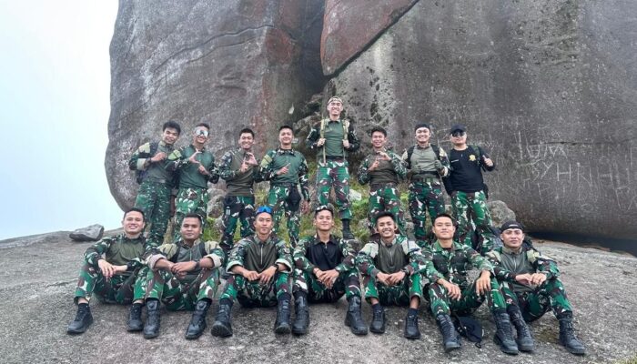 Bukan Halal Bihalal Biasa, Prajurit Yonkomposit 1/Gardapati “Serbu” Puncak Gunung Ranai dengan Aksi Bersih Lingkungan