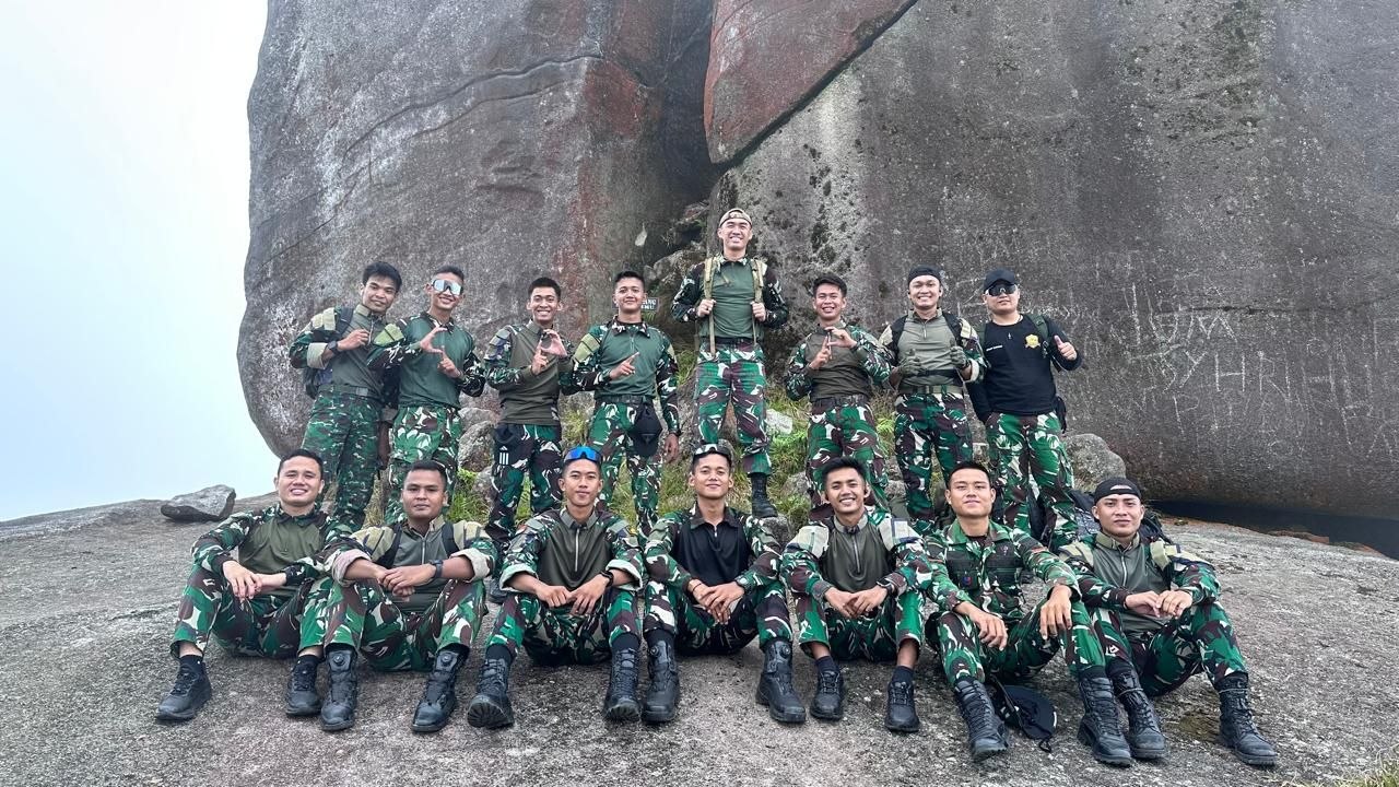 Aksi Tasyakur Alam dan Halal Bihalal Prajurit Yonkomposit 1 Gardapati di Puncak Gunung Ranai