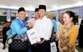 Wali Kota Batam, Amsakar Achmad, bersama Wakil Wali Kota Batam, Li Claudia Chandra, menyerahkan bingkisan kepada JCH Batam di Asrama Haji Batamcentre, Selasa (21/4/2026).