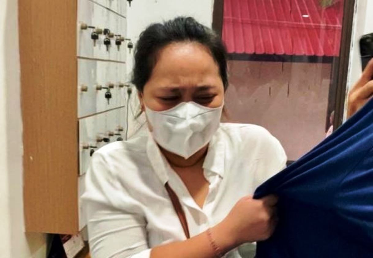 Tersangka penggelapan Carolein Parewang saat diamankan di Mapolresta Barelang