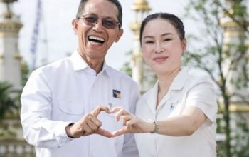 Potret mesra dan kompak Walikota Batam Amsakar Achmad bersama Wakil Walikota Li Claudia Chandra yang tampak tersenyum simpul saat membahas kemajuan ekonomi Batam.