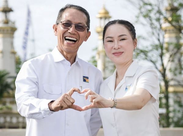 Potret mesra dan kompak Walikota Batam Amsakar Achmad bersama Wakil Walikota Li Claudia Chandra yang tampak tersenyum simpul saat membahas kemajuan ekonomi Batam.