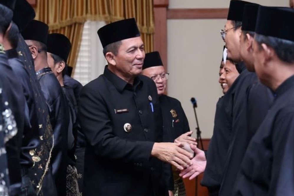 Suasana pelantikan Dewan Kebudayaan Kepulauan Riau yang dihadiri tokoh budayawan dan pejabat daerah di Gedung Daerah Kepri.