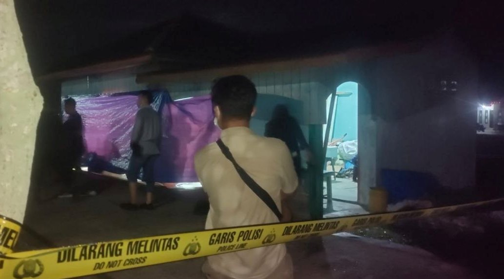 Tim ahli forensik Polda Kepri resmi melakukan autopsi terhadap jenazah korban di TPU Telek, Dabo Singkep, Kabupaten Lingga, Kamis (30/4/2026) malam.