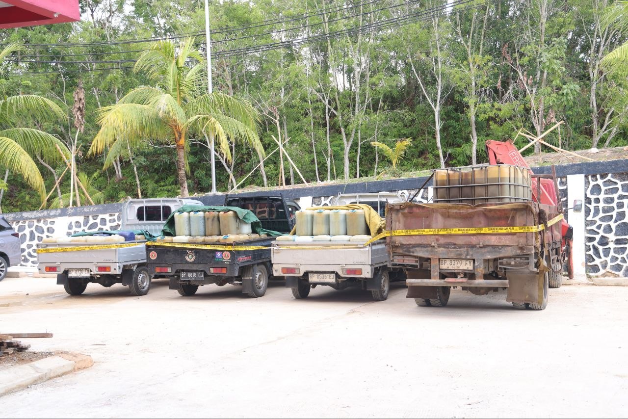 Barang bukti 5.000 Liter BBM Pertalite dan Solar subsidi dengan armada pengangkut tiga mobil pick-up Suzuki Carry dan satu unit mobil truk crane.