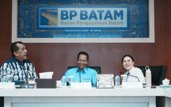 Pertemuan Kepala BP Batam Amsakar Achmad dan Satgas KPK membahas transparansi insentif investasi dan kontribusinya bagi masyarakat.