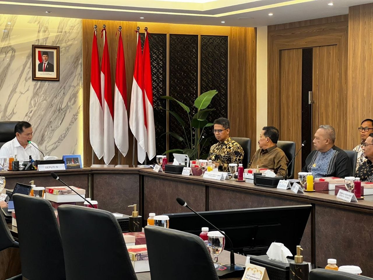 Bupati Karimun H. Ing. Iskandarsyah dalam rapat koordinasi di Kemenko Perekonomian Jakarta membahas penguatan investasi daerah.