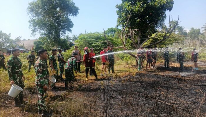 Lahan Komplek Pemda Natuna Terbakar, Prajurit Yonkomposit 1/Gardapati Bergerak Cepat Padamkan Api