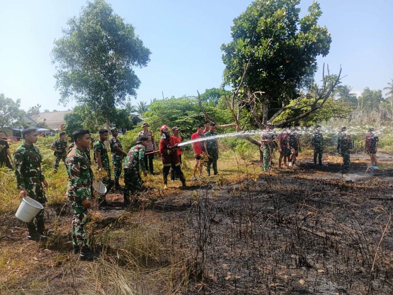 Respon cepat ditunjukkan oleh prajurit Batalyon Komposit 1/Gardapati dalam menanggulangi bencana kebakaran hutan dan lahan