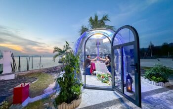 Suasana Romantic Ocean Dome Dinner di HARRIS Resort Waterfront Batam saat sunset.