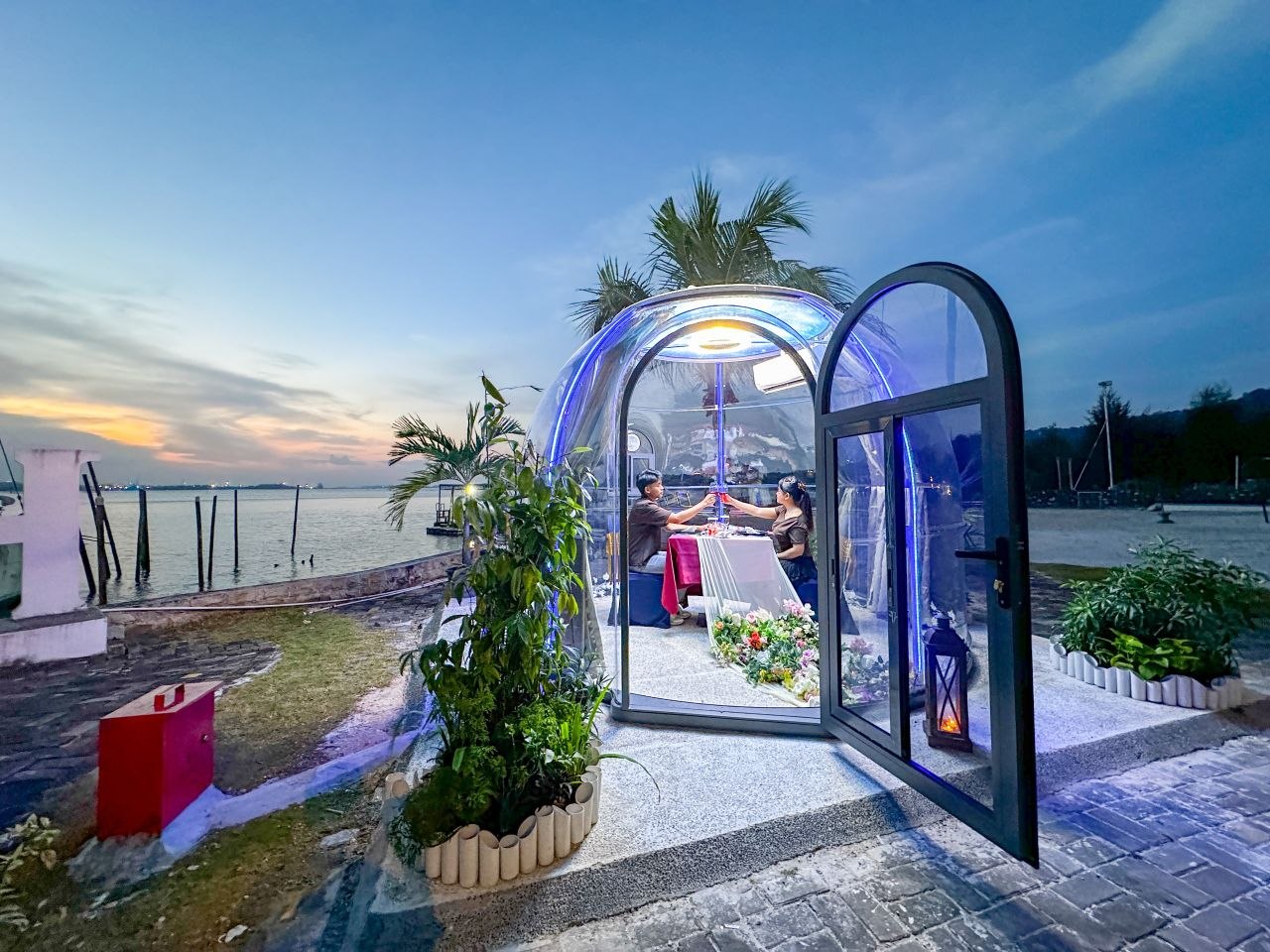 Suasana Romantic Ocean Dome Dinner di HARRIS Resort Waterfront Batam saat sunset.