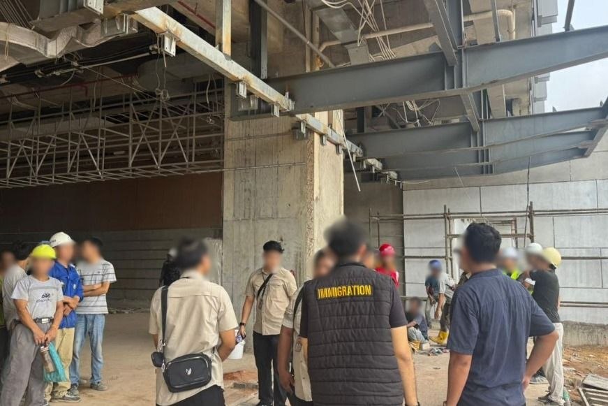 Sidak Proyek Marina City, Petugas Imigrasi Amankan Puluhan Paspor Pekerja Asing