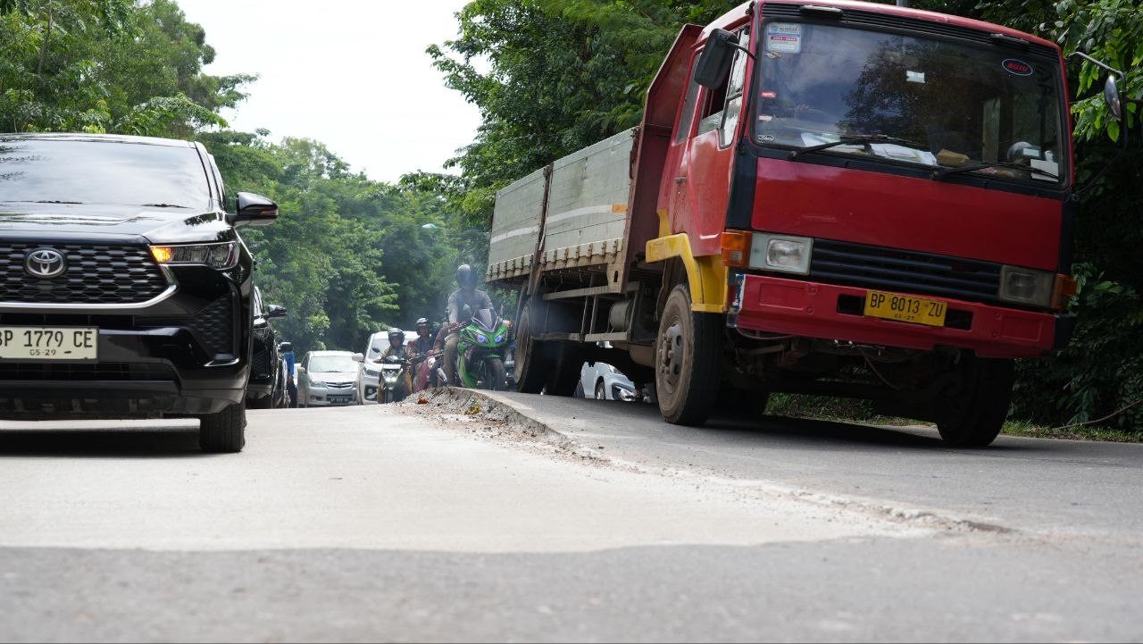 Jalan Gajah Mada Batam dekat Fly Over Sei Ladi saat perbaikan jalan Vista.