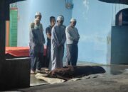 Suasana pilu salat jenazah Safitri Yana alias Diana yang hanya diikuti sedikit orang di pemakaman.