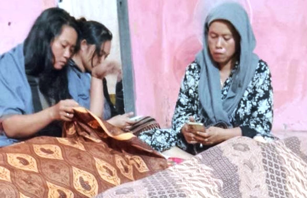 Jenazah ibu ijah dan vita korban kecelakaan batu ampar.