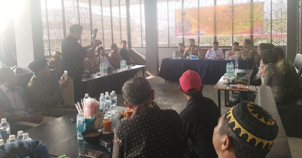 Kapolresta Barelang Kombes Pol Anggoro Wicaksono saat berdialog dengan warga Bengkong dalam agenda Jumat Curhat.