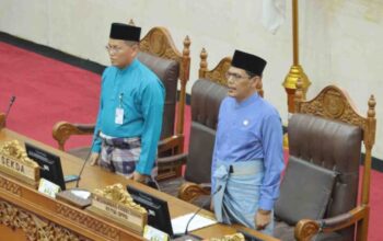 Ketua DPRD Batam Muhammad Kamaluddin memimpin rapat paripurna penundaan Ranperda LAM di gedung DPRD