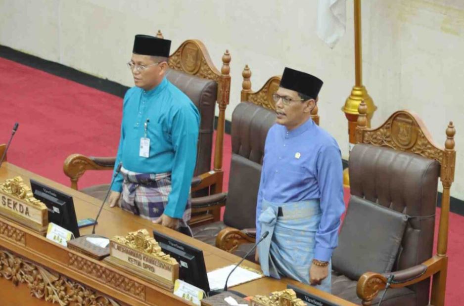 Ketua DPRD Batam Muhammad Kamaluddin memimpin rapat paripurna penundaan Ranperda LAM di gedung DPRD