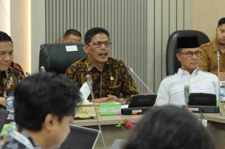 Pimpinan DPRD Kota Batam saat berdiskusi dengan tim Koordinasi dan Supervisi (Korsup) KPK RI mengenai program pencegahan korupsi tahun 2026.