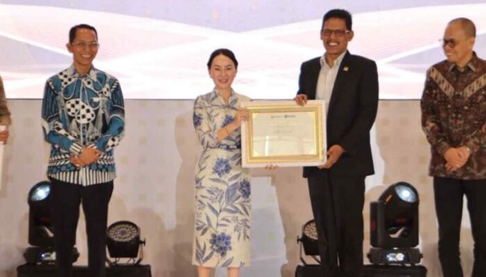 Sinergi Investasi Berbuah Manis: Ketua DPRD Batam Terima Penghargaan BP Batam saat Angka Kemiskinan Turun Tajam