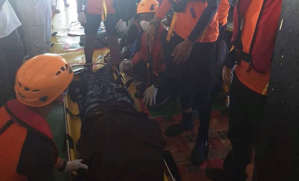 Proses evakuasi medis (Medevac) korban meninggal dunia di atas KMP Sembilang oleh Tim SAR Tanjungpinang menggunakan Rigid Buoyancy Boat (RBB) di perairan Pulau Lobam