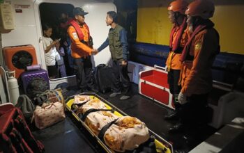 Basarnas evakuasi penumpang di KMP Sembilang