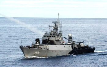 Misteri Puing Roket Berlogo China di Anambas: KRI Teuku Umar Evakuasi Bongkahan Raksasa ke Jakarta