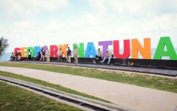 Landmark Geopark Natuna di Pantai Piwang, Ranai