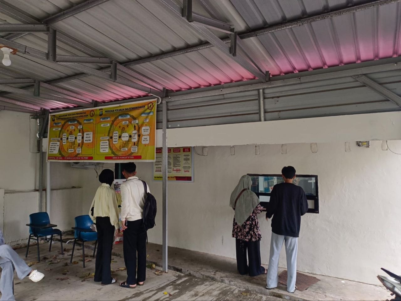 Petugas pelayanan SKCK Polsek Sekupang saat melayani masyarakat