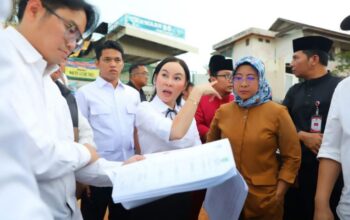 Li Claudia Chandra meninjau lokasi pembangunan ZoSS di depan SDN 001 Batam Kota.