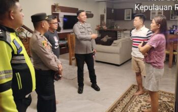 Polisi dari Polsek Batam Kota saat melakukan mediasi keributan antara WNA dan mantan istrinya di Sukajadi.