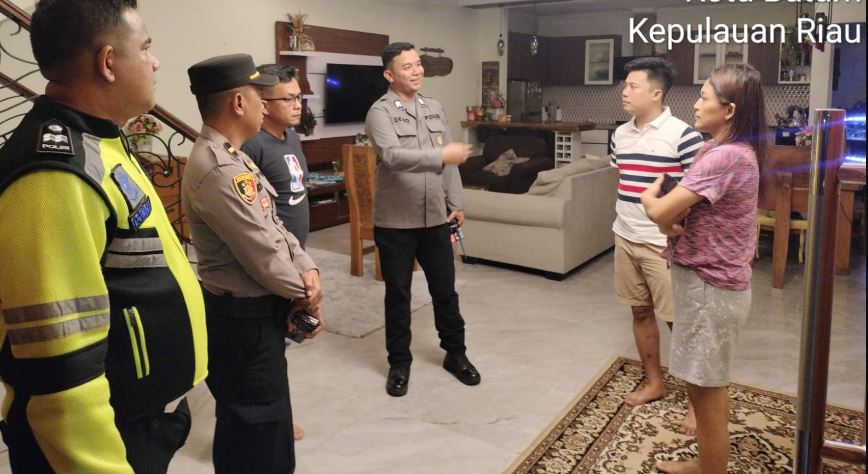 Polisi dari Polsek Batam Kota saat melakukan mediasi keributan antara WNA dan mantan istrinya di Sukajadi.