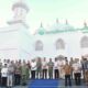 Menteri Pertahanan Sjafrie Samsuddin meresmikan masjid di Lanud Hang Nadim Batam disaksikan Ketua DPRD Kamaluddin.