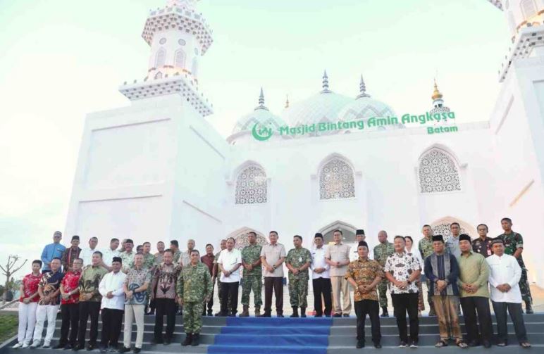 Menteri Pertahanan Sjafrie Samsuddin meresmikan masjid di Lanud Hang Nadim Batam disaksikan Ketua DPRD Kamaluddin.