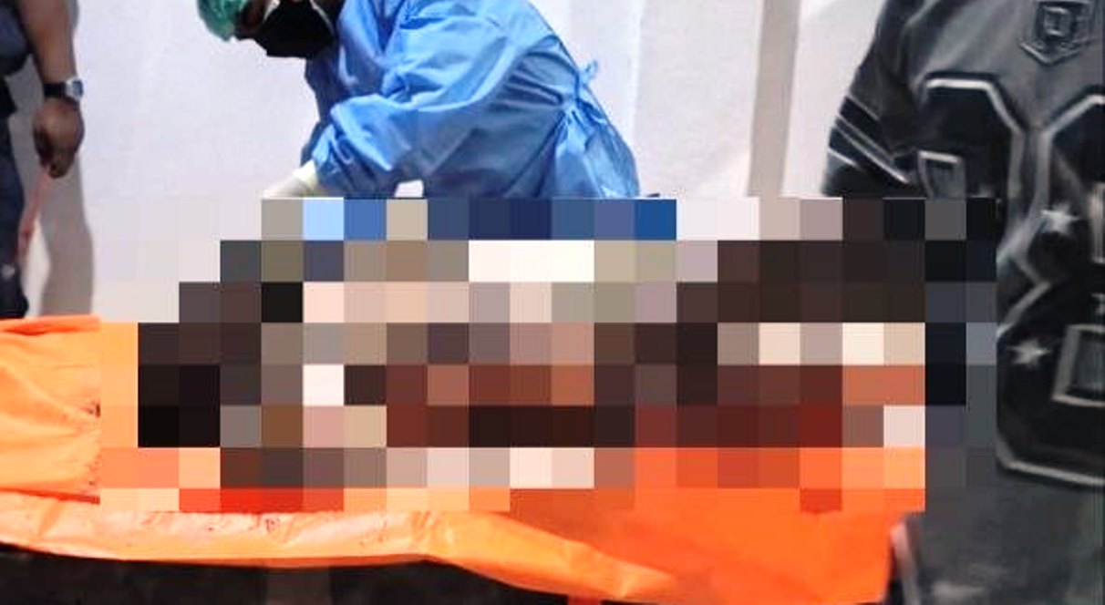 Evakuasi jenazah perempuan yang ditemukan terkubur tidak layak di halaman rumah kawasan Setajam, Dabo Singkep.