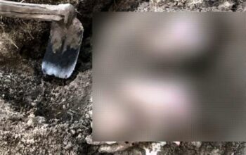 Jenazah korban pembunuhan yang terkubur di halaman rumah warga Setajam, Dabo.