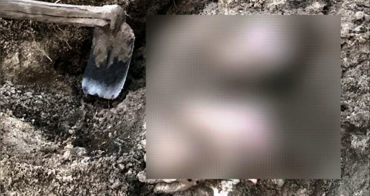 Jenazah korban pembunuhan yang terkubur di halaman rumah warga Setajam, Dabo.